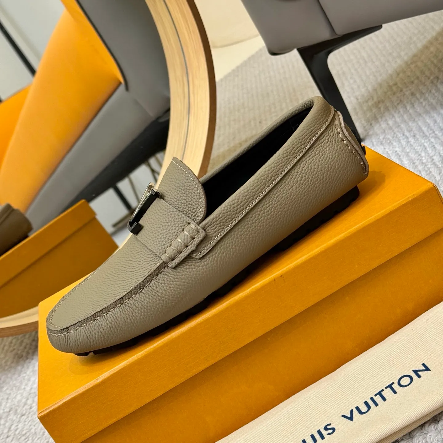 Men's men's shoes 💰420 (Yangli) LV 2⃣️0⃣️2⃣️5️⃣Spring and summer counter GLORIA series models ✈️Original factory special leather production, original last type. A classic driving slip-on casual shoe that shows an elegant style with exquisite craftsmanship details such as Monogram embossing all over the upper🌀Italian imported calfskin fabric Sheepskin foot pads➕Inside～Private mold replica sole Unique style Comfortable driving slip-on Size: 4-12 (38-46) Comes with [Counter packaging: original box, wrapping paper, card, instruction manual, shoehorn, cloth bag] No pressure to enter and leave the counter!